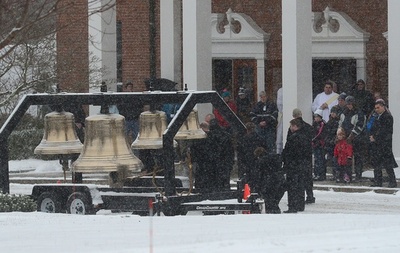 ニュータウン小学校銃乱射事件から1年、銃規制進まず 米国