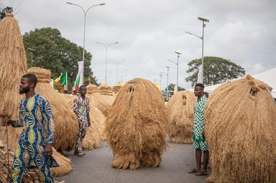 【今日の1枚】伝統仮面で行進、ブードゥーの「ザンベト様」 ベナン