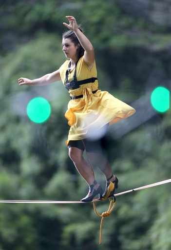 極限の綱渡りはハイヒールで 高さ1300メートル、湖南