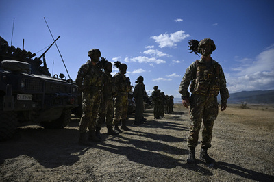 イタリア軍将官に停職・減給処分、差別本出版で