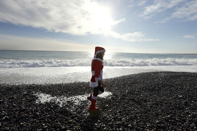 サンタ集団、「毛皮なしのクリスマスを」 仏で抗議デモ