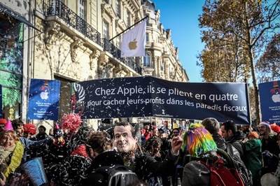 パリ・シャンゼリゼ通りにアップル直営店 活動家が「課税逃れ」に抗議