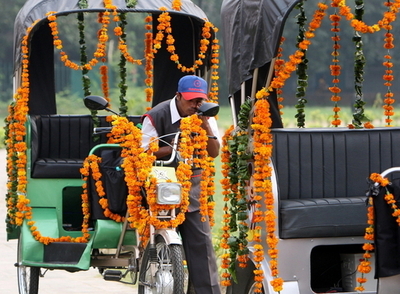 インド名物オート三輪に太陽電池式が登場