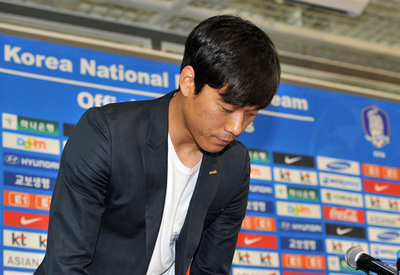 朴主永、兵役延期問題で謝罪会見