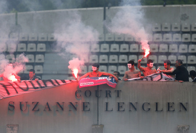 全仏決勝のコートに半裸男乱入、同性婚合法化に抗議