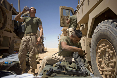 タリバン掃討に備える米海兵隊員、アフガニスタン・へルマンド州