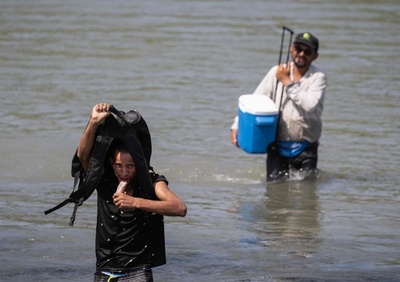 古着拾いにアイス売り、押し寄せる移民目当ての商売誕生 米メキシコ国境