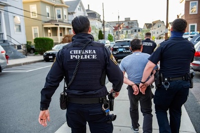 「士気下がる」米国の警察 フロイドさん暴行死から1年