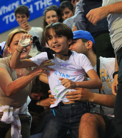 ファンにメダルを渡すロクテ、理由は原体験に