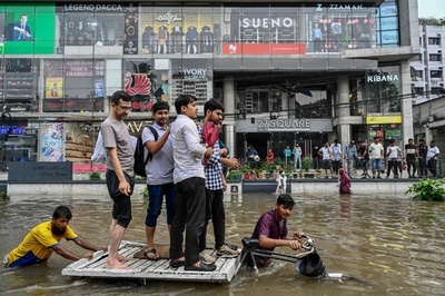 【今日の1枚】冠水しても荷台に立って通勤 バングラデシュ