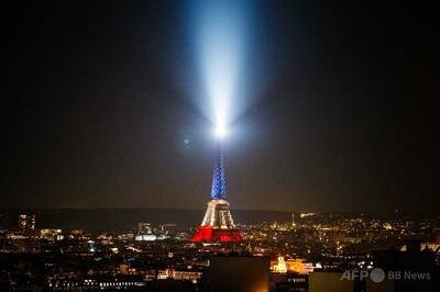 パリ同時襲撃から10年 国旗色のエッフェル塔が犠牲者追悼