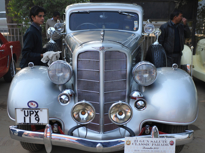 クラシックカーがニューデリー市内をパレード、インド