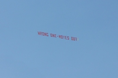 オールド・トラフォードの上空を飛ぶ「モイーズ出ていけ」の横断幕