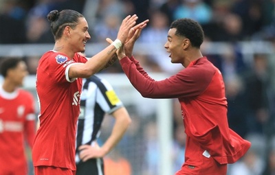 10人のリバプールがニューカッスルに逆転勝利、マンC無傷の3連勝