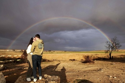ネゲブ砂漠にかかる虹 豪雨で冠水も イスラエル