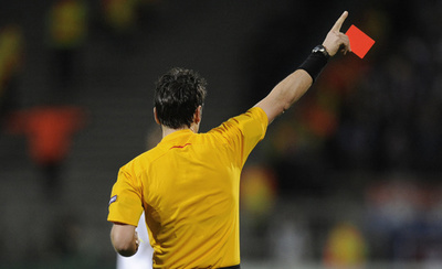 GKが味方殴って退場、失点招くミスに激高 北アイルランド