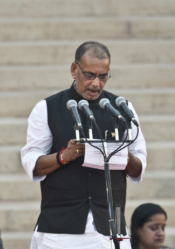 インド農相、立ち小便の写真が新聞の1面に