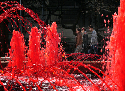 ブカレストの噴水が「真っ赤」に、血友病の啓発イベント