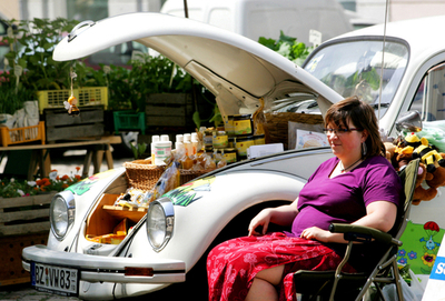 ビートルのトランクでハチミツを販売