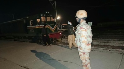 動画:パキスタンで武装勢力が列車襲撃、乗客450人を人質に 100人は軍が救出