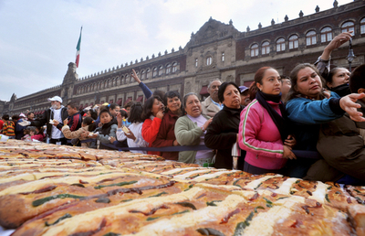 メキシコの公現祭、720メートルのパンが登場