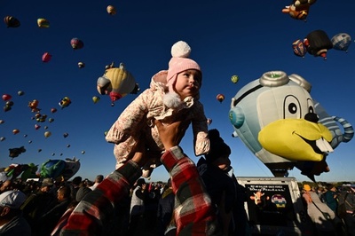 空彩る変形気球 米アルバカーキで恒例の国際大会