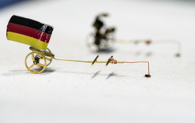 「ノミのサーカス」、ビールの祭典でスゴ技披露 独