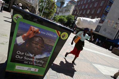 ジンバブエ当局、外国人記者2人を不起訴処分