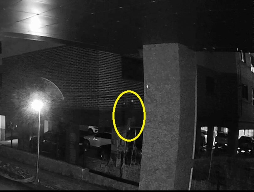 ガス管を伝って留守宅に侵入する容疑者＝龍仁東部警察提供(c)news1