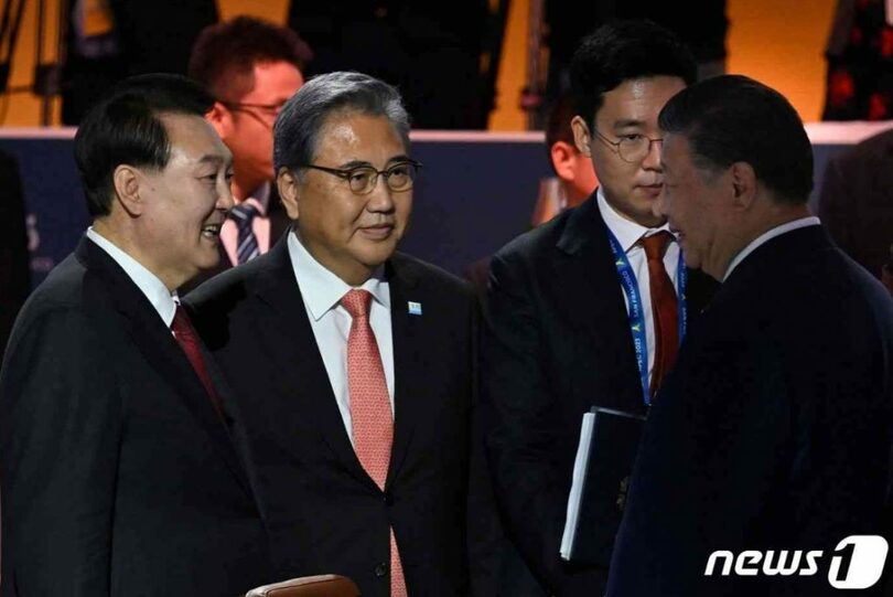 中国の習近平国家主席（右）と会話を交わす韓国のユン・ソンニョル（尹錫悦）大統領(c)AFP/news1