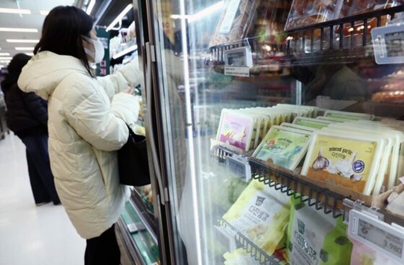ソウル市内の大型スーパーに並ぶ冷凍野菜売り場(c)news1