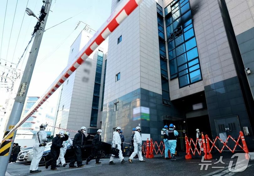 工場火災現場で合同鑑識に当たる警察や消防などの関係者＝10月17日、京畿道富川市梧亭区(c)news1