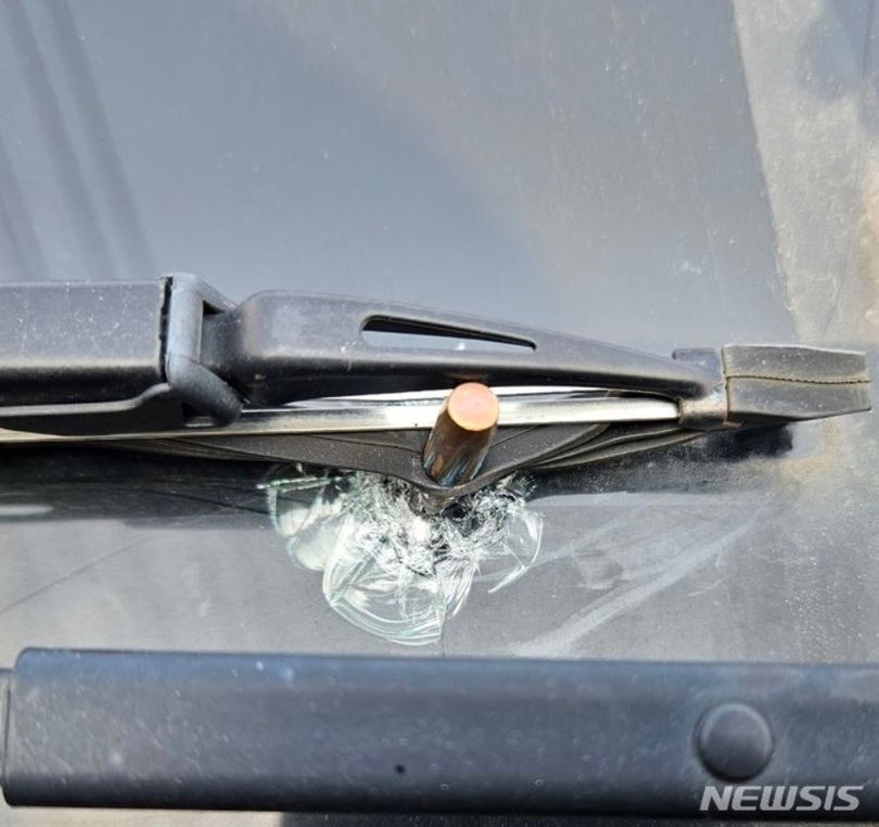 道路を通っていた車のガラスに刺さった銃弾（写真=抱川警察署提供）(c)NEWSIS