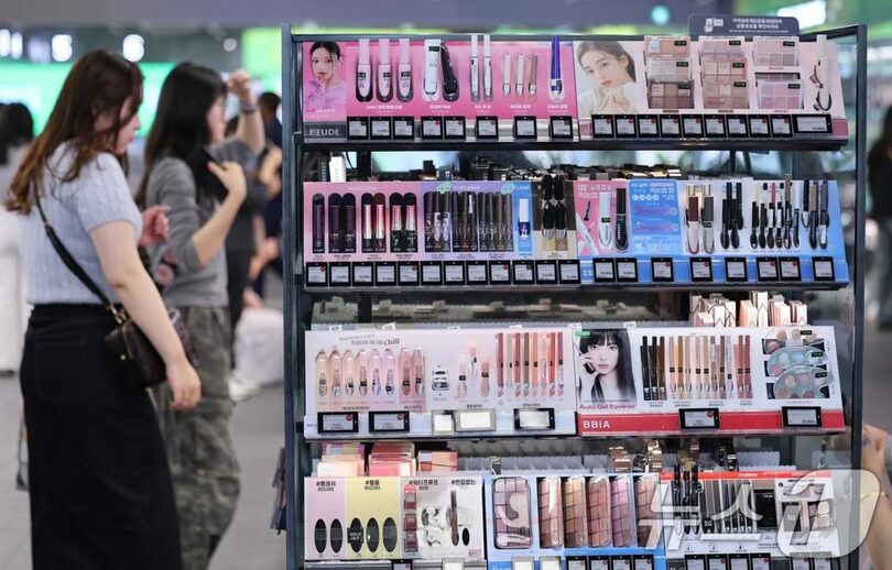 5月14日、ソウル・明洞のビューティーショップで化粧品を見て回る外国人観光客ら(c)news1