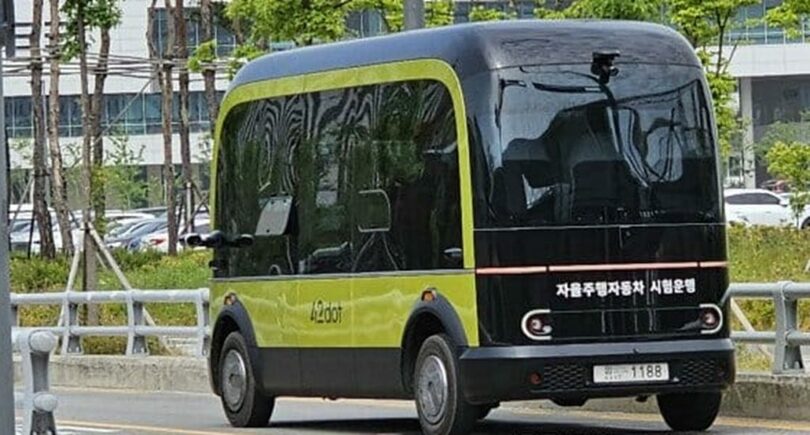政府世宗庁舎前で試験走行中の自動運転車(c)KOREA WAVE