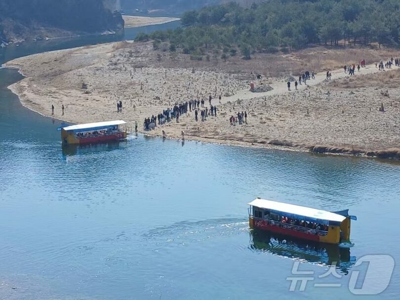 江原道・寧越の清泠浦に集まる観光客(c)news1