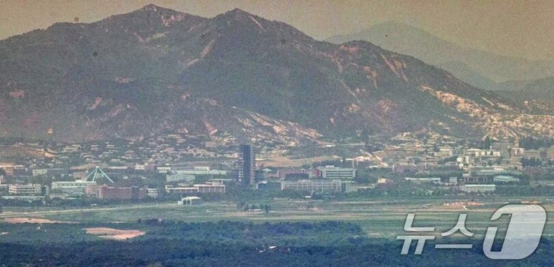韓国・坡州の南北境界地域から見た、爆破されたまま放置されている開城工業団地内の南北共同連絡事務所＝2024年6月6日(c)news1