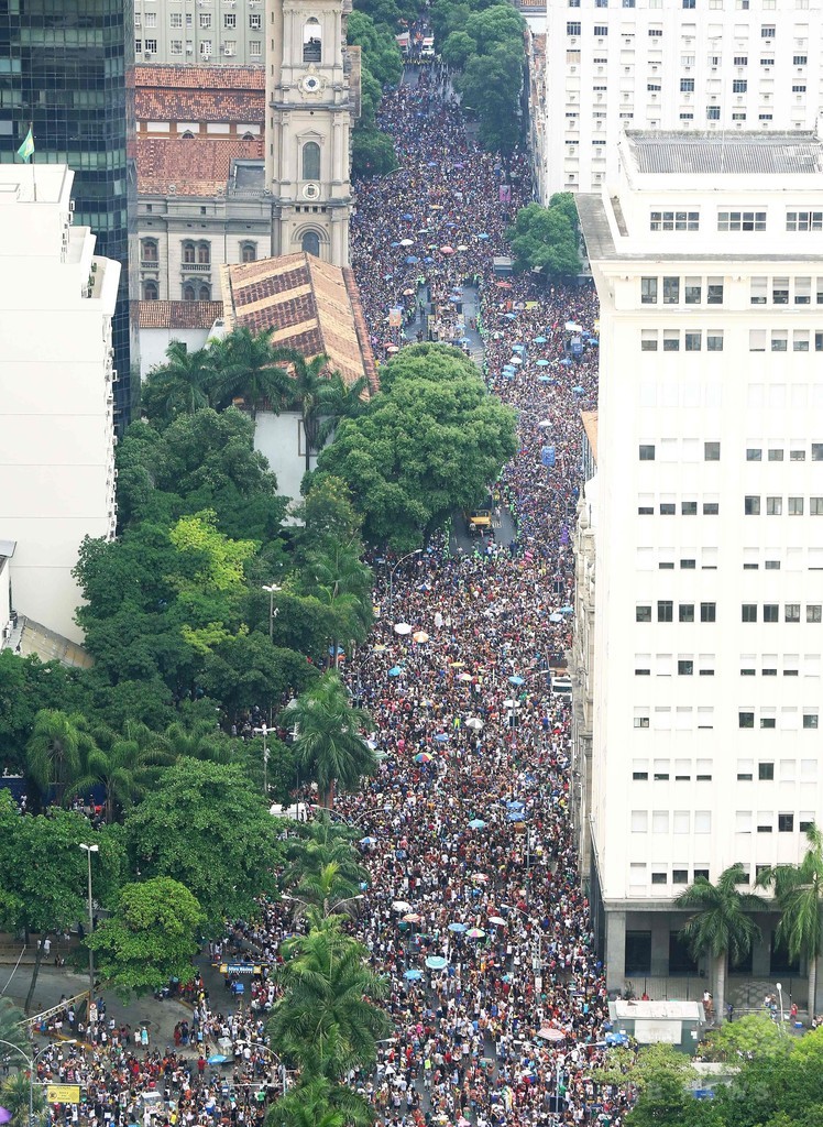 リオのカーニバル2日目、繁華街練り歩く伝統のパレード