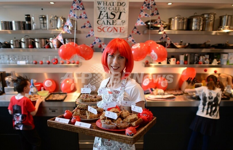 英首相夫人、慈善活動でコスプレ披露？