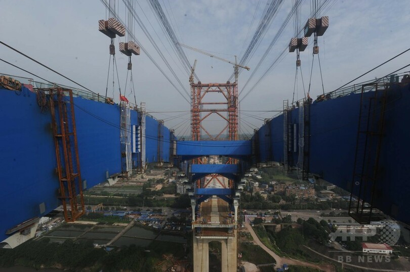 世界初、山間部を走る高速鉄道アーチ大橋が開通