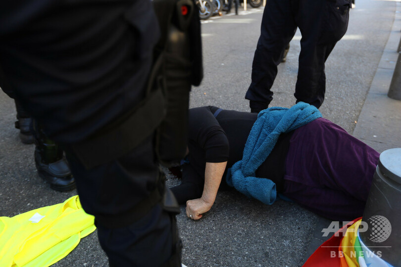 デモで重傷負った高齢女性へ「説教」、マクロン仏大統領に非難の声