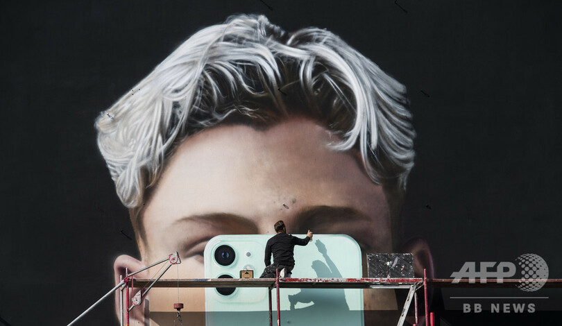 【今日の1枚】スマホ広告、監視社会の風刺？