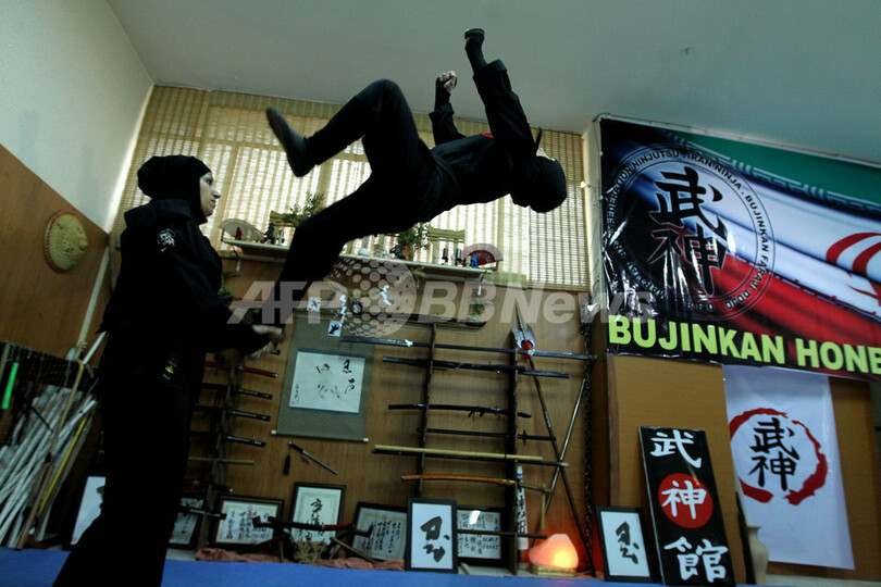 イラン女性に「忍術」が人気？華麗な技を披露