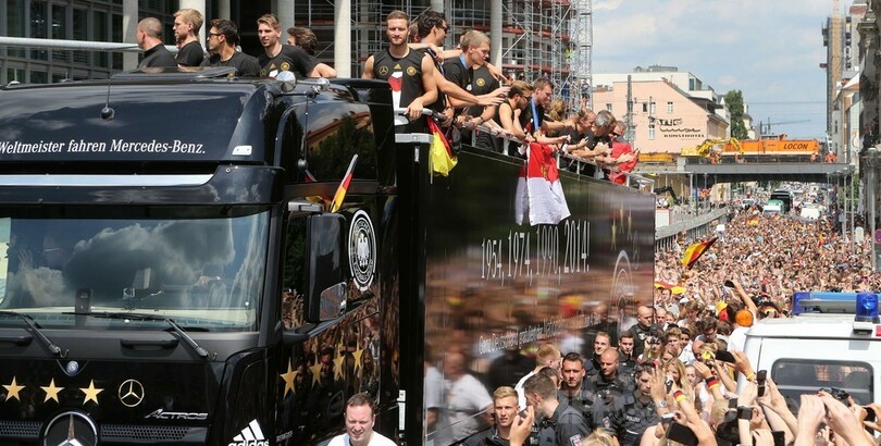 ドイツ代表チームが帰国、優勝パレードに25万人のファン
