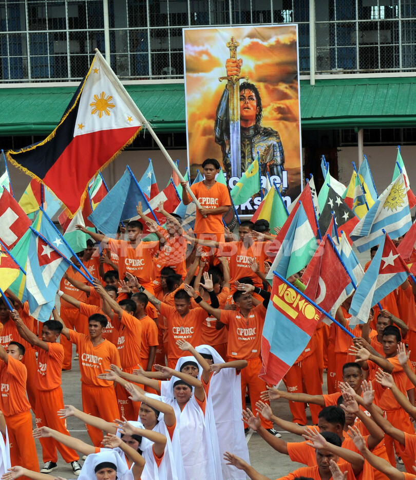 M・ジャクソンさんを追悼、セブ島刑務所で「スリラー」踊る