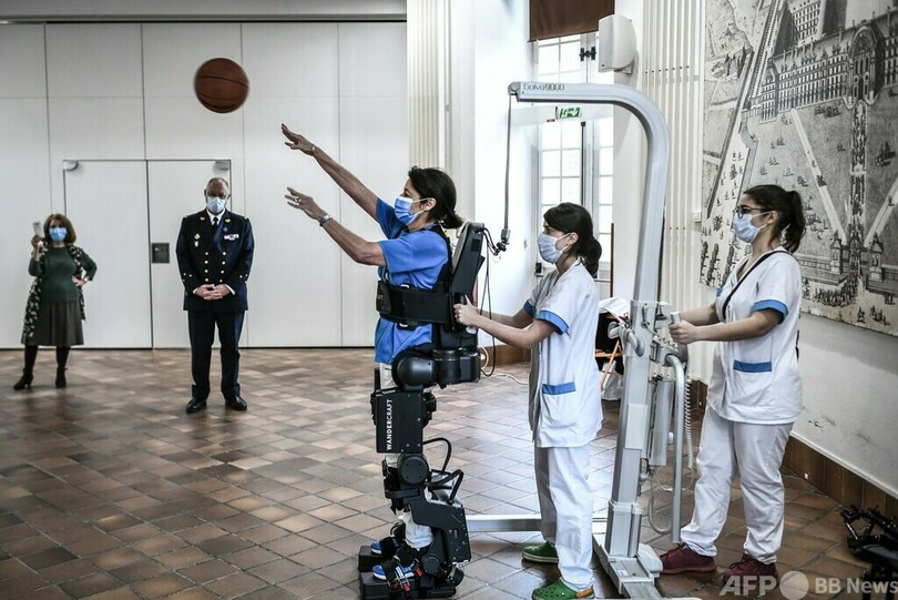 再び立って歩きたい、負傷兵のリハビリに「外骨格」 フランス