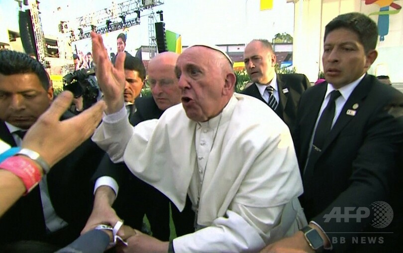 法王あわや転倒でおかんむり、群衆に手引っ張られる