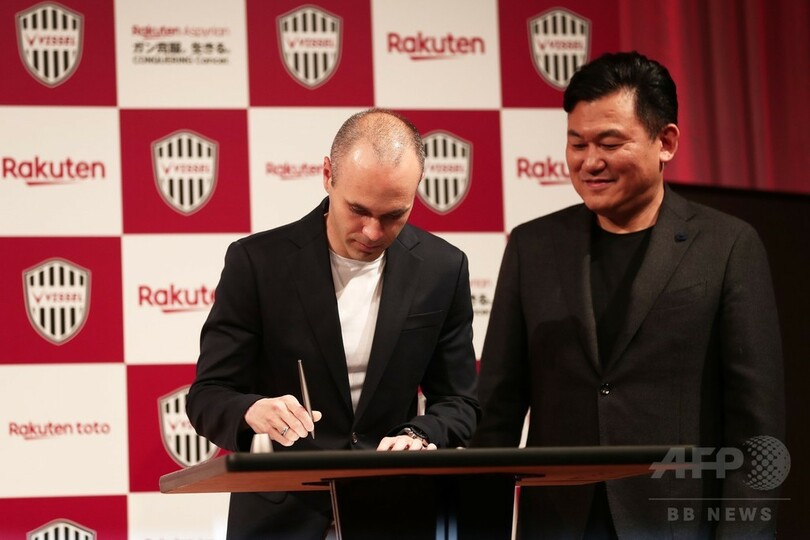 イニエスタ、ヴィッセル神戸に正式加入 都内で三木谷氏と会見