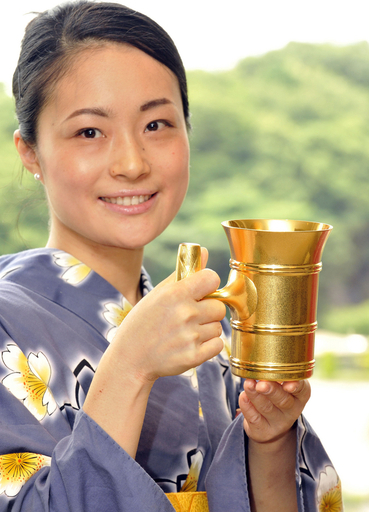 純金製ビールコップで一杯いかが？ 価格は480万円！ 写真8枚 国際