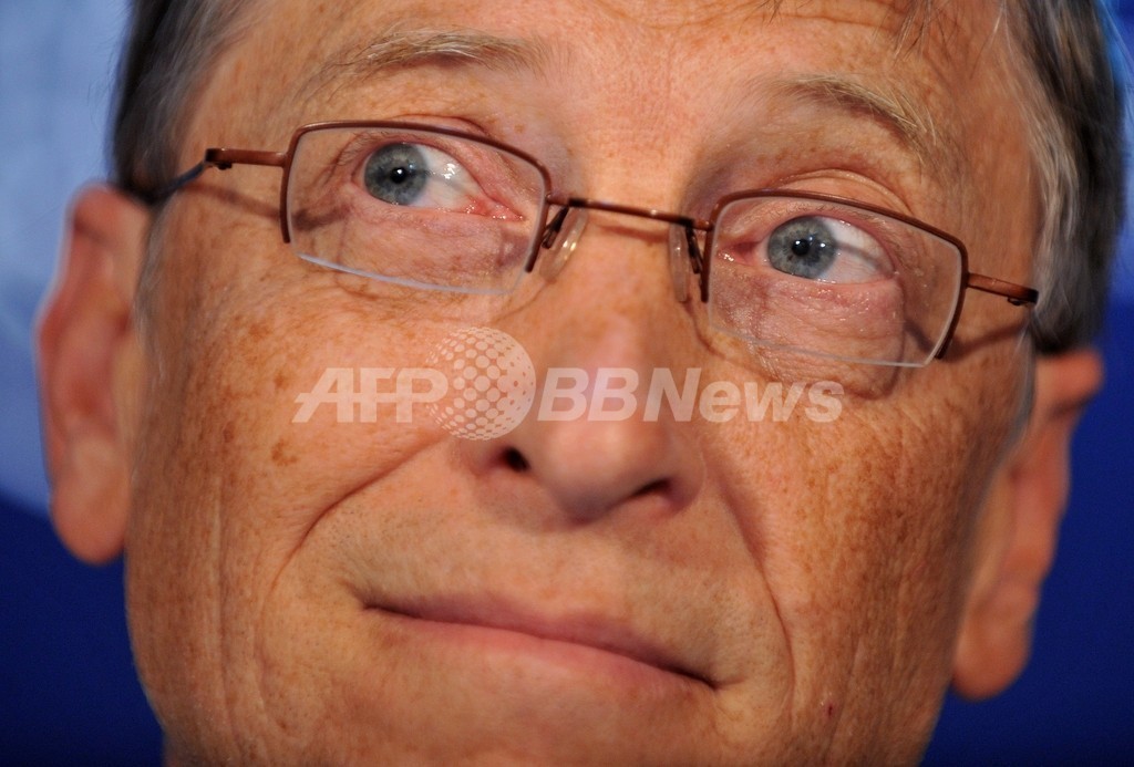 ビル・ゲイツ氏、マラリアの危険性を訴え講演会場で蚊を放つ ビル・ゲイツ氏、マラリアの危険性を訴え講演会場で蚊を放つ